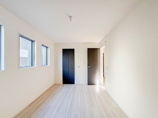 【洋室】お子様のお部屋にぴったりなクロークを備えたフローリング仕様の洋室です。