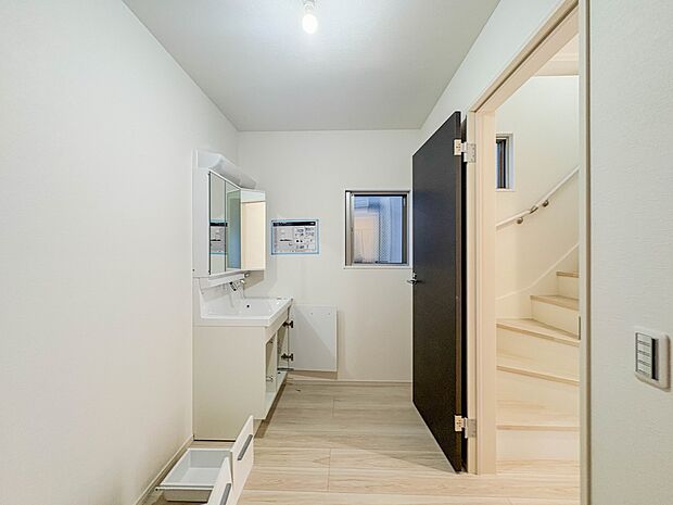 【洗面所】大きく見やすい三面鏡で清潔感ある洗面台は、身だしなみチェックや肌のお手入れに最適です。何かと物が増える場所だからこそ、スッキリと見映えの良い空間に拵えました。