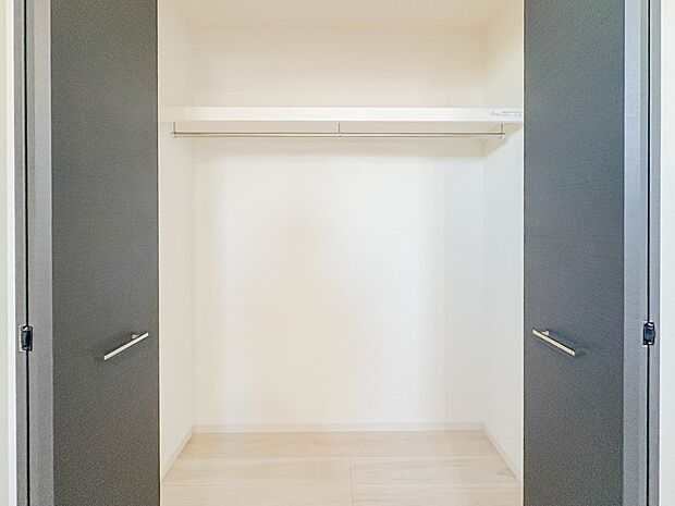 壁面クローゼットのメリットは、衣類が横一列に並ぶためひと目で洋服が選びやすいこと。衣類をたくさんお持ちの方も、限られたスペース内に無理なく収納することができます。