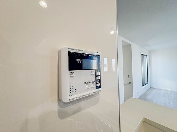 <オートバス>パネルからワンタッチで自動的にお湯張りができる設備。お風呂のお湯がたまったかどうかいちいち浴室へ確認に行かずにすみ、うっかりお湯を溢れさせてしまうこともなくなります。