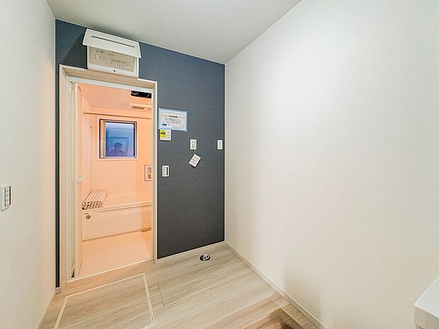 【脱衣所】脱衣所、洗面所は小さなプライベートスペース。歯磨き、洗顔と毎日施す個人空間。