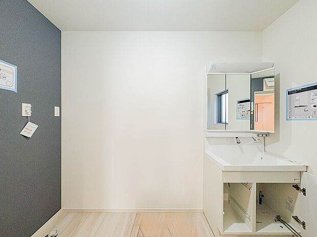 ランドリースペースは広さもたっぷり。タオルなどをしまえるスペースもあります。