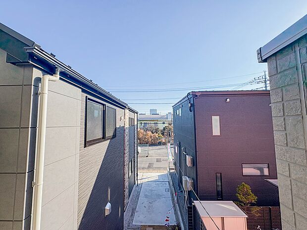 朝の澄んだ空気や、夕方に吹く清々しい風を五感で感じられるバルコニー。屋外にあって、住まいの中でも本当の自然を感じられるスペースです。