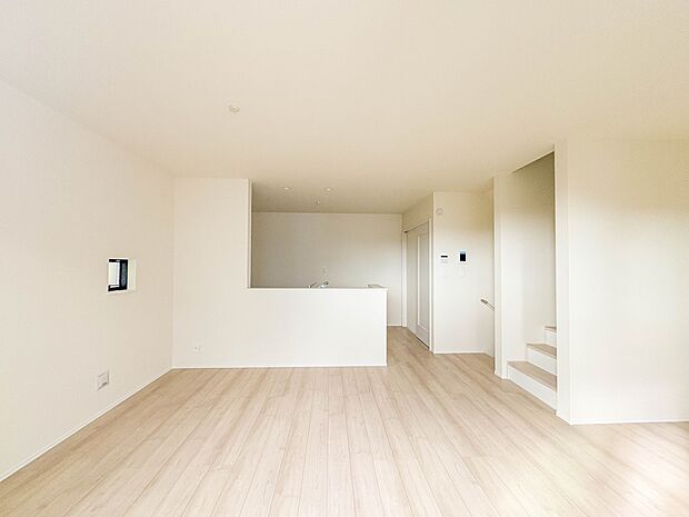 2号棟【LDK17.25帖】インテリアショップで見掛けた「あの家具」も置ける、ゆったりとした空間。時に広さが上質な寛ぎの時間になる事も。