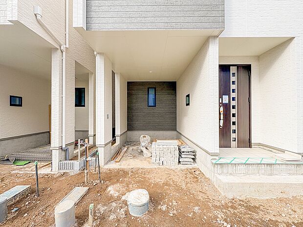 2号棟【駐車場】毎日の生活にマイカーが必須という方は、購入を検討する際、駐車場があることは大事な条件です。毎日の通勤や家族の送迎、買い物やお出かけなどクルマのある暮らしを満喫したい方は要チェ…