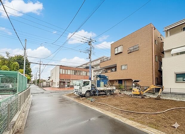 2号棟【外観】こちらの物件が少しでも気になるようでしたら、お気軽にお問合せください。人生でいちばん大きなお買い物ですので、ゆっくりご見学ください。ネット上の画像と実際の見学では、リアル感がま…