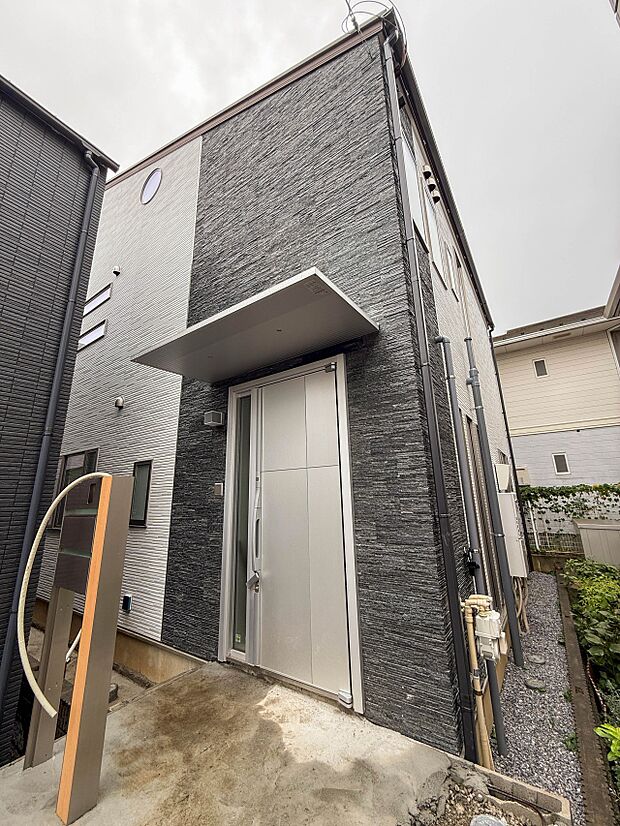 【玄関】玄関へのアプローチ。居住者の帰り、訪れる方を優しく迎える・安らぎに満ちた生活空間を予感させる。健やかな暮らしを楽しめそう。