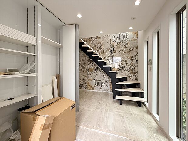 1号棟【玄関】大型のシューズボックスには靴やブーツ、サンダルはもちろん、ハンカチや手袋、バック類などのお出かけ用品、印鑑や朱肉なども収納可能です。