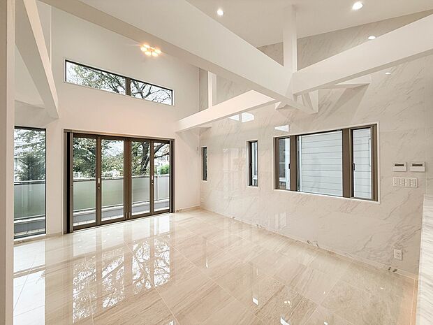 1号棟【LDK23.1帖】リビングルームの窓を開けると心地よい南風が入ってくる。キッズルームの窓を開けるとやさしい微風が入ってくる。家の中に風の道がある。風を生活の中で体験できる家。