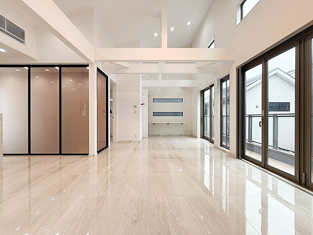 1号棟【LDK23.1帖】うららかな陽射しがどのお部屋にも降り注ぎますように、快適さを追求した間取設計。得難い立地環境での生活を恵みの豊かな永住の地へと変えてくれます。