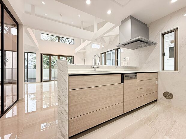 1号棟【キッチン】ナチュラルな自然光の中での調理。会話が弾む対面型キッチン。お洒落な食器類を余裕で収納できるスペース。動きやすい女性目線のキッチン動線。これからはお料理をつくる時間が劇的に変…