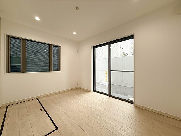 1号棟【6帖　寝室】大きな窓からたっぷりと陽光が注がれる明るい空間。