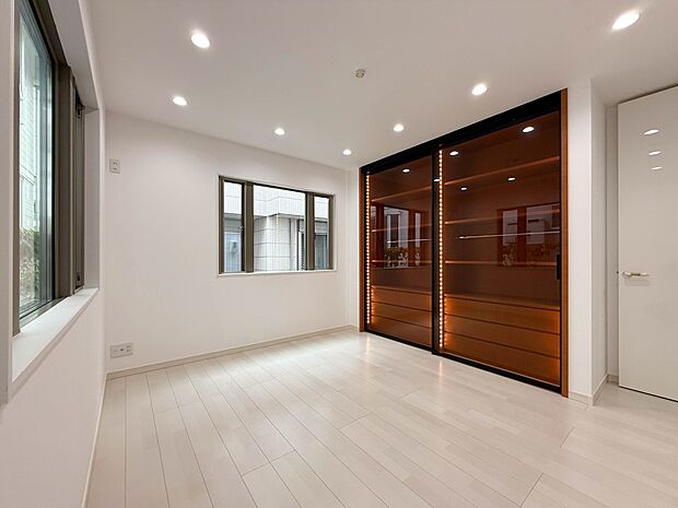 1号棟【6.9帖　子供部屋】クロークを備えたフローリング仕様の洋室です。