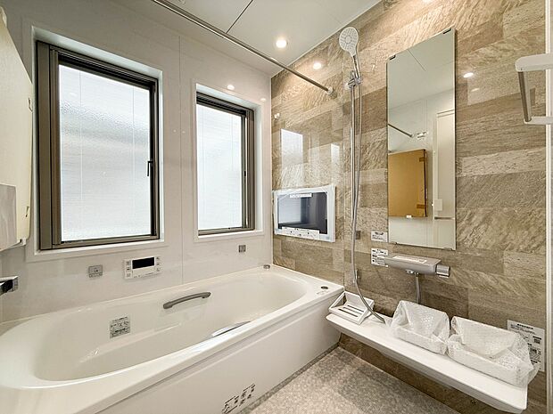 1号棟【浴室】きっとあなたのバスタイムも単なる習慣から特別な時間に変わるはず。一日の汚れとともに疲れを洗い流し、眠りに就く前の大事なリラックスタイムを演出