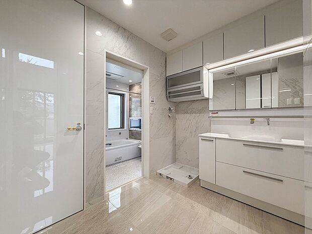 1号棟【洗面台】十分な大きさの洗面台は、身だしなみチェックや歯磨きなど、朝の慌ただしい時間でもホテルライクなスペースで余裕とゆとりを感じて頂けます。