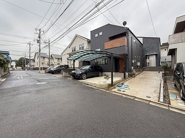 1号棟【外観】前面道路は公道で車も出し入れがしやすい環境です。