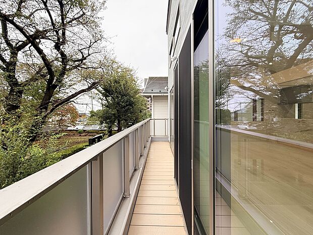 1号棟【バルコニー】朝の澄んだ空気や、夕方に吹く清々しい風を五感で感じられるバルコニー。屋外にあって、住まいの中でも本当の自然を感じられるスペースです。