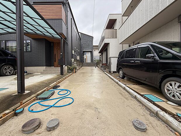 1号棟【駐車場】カースペース2台可。車が1台なら、来客用の駐車場や、駐輪スペースとしてご活用ください。