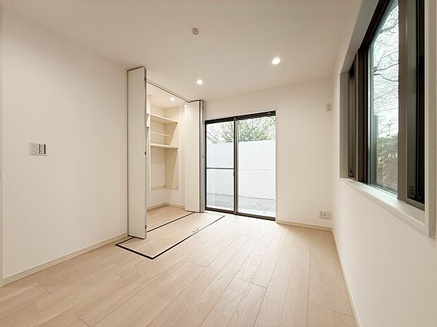 1号棟【6帖 洋室】柔らかな陽光とフローリングの色味が調和した快適な空間。