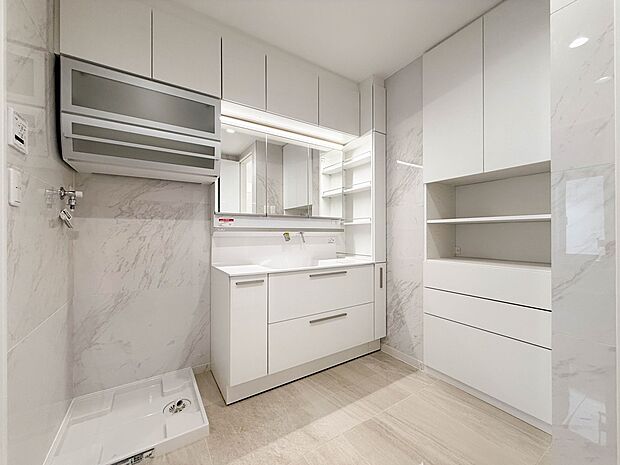 1号棟【ランドリースペース】毎日使う洗濯機。しっかりと奥行きのある置き場が確保されています。