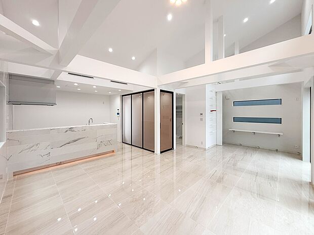 1号棟【LDK23.1帖】室内には豊かな陽光が注ぎ込み、爽やかな住空間を演出。