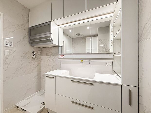 1号棟【脱衣所】脱衣所、洗面所は小さなプライベートスペース。歯磨き、洗顔と毎日施す個人空間。