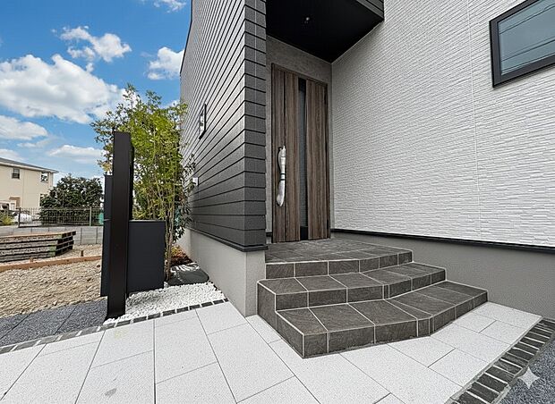 1号棟【玄関】玄関はおうちの顔と言われます。玄関アプローチは、外観デザインの印象を左右します。