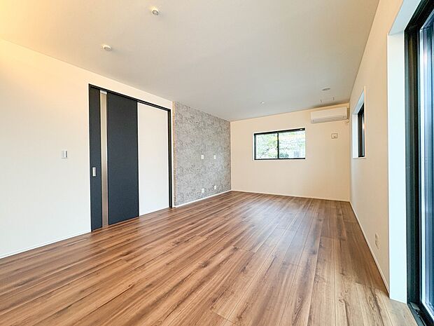 1号棟【LDK】バルコニー側からの採光が確保されているため、陽当りの良いスペースです。