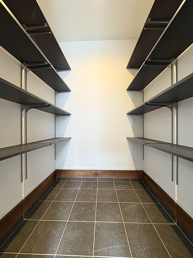 1号棟【シューズインクローゼット】奥行きのあるシューズインクローゼットを採用