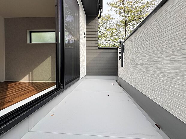 1号棟【2階バルコニー】横幅のある2階バルコニー