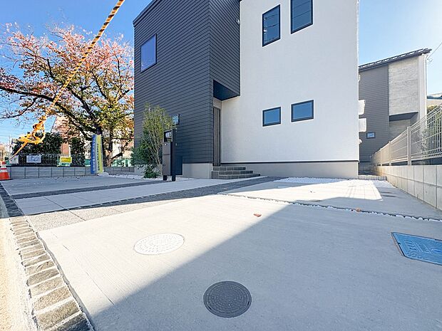 1号棟【駐車場】カースペース2台可／駐輪スペース。広々カースペースです。自転車、バイクなども置き場に困りません。