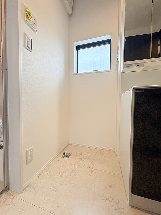 1号棟【ランドリースペース】毎日使う洗濯機。しっかりと奥行きのある置き場が確保されています。