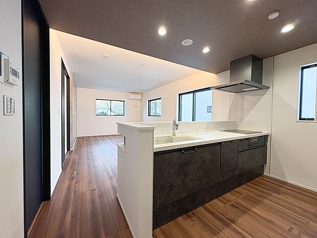 1号棟【LDK】キッチンからダイニングやリビングで過ごす家族の様子を見ることが可能です。