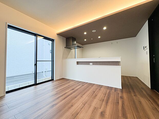 1号棟【LDK】4人用のダイニングテーブルを置くことができる広さです。