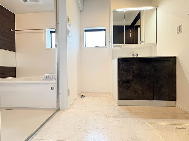 1号棟【脱衣所】洗面所は小さなプライベートスペース。歯磨き、洗顔と毎日施す個人空間。