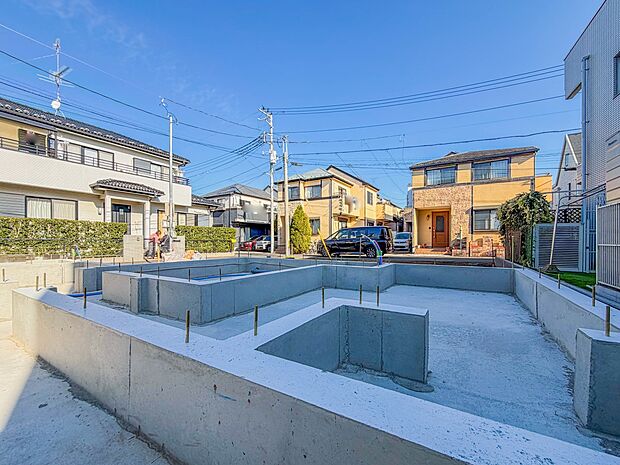 【現地外観】家族の温かさと陽光の暖かさ、楽しい毎日と明るい未来を予感させる「空間が織り成すひとつ先の住み心地」を演出します。