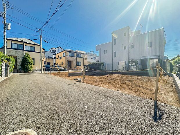 【前面道路】車の通行が少ないので、静かな住環境を維持することができます。