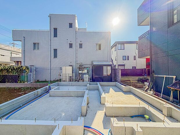 【現地外観】陽当りが良いと、洗濯物が乾きやすいですし、湿気やカビの心配も減るので快適です。寒い冬の日でも、日差しが届くと家の中が暖かくなりますね。