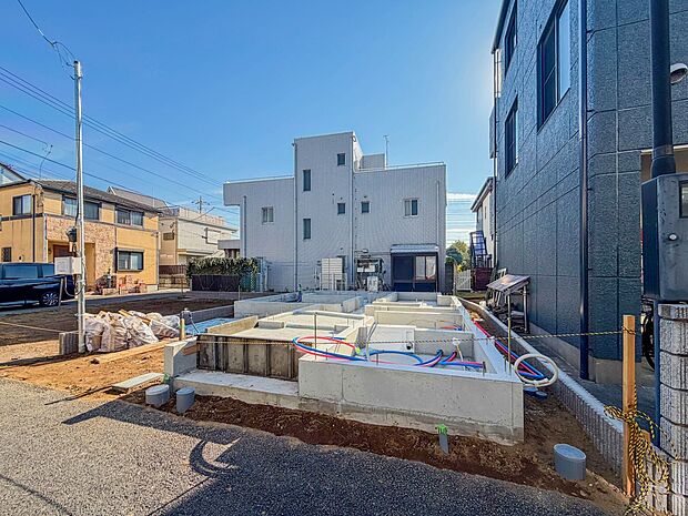 【現地外観】どこにいても快適に過ごせる住まいは、明るく清潔感あふれる空間。帰るたびにリラックスできる安らぎの場を提供します。