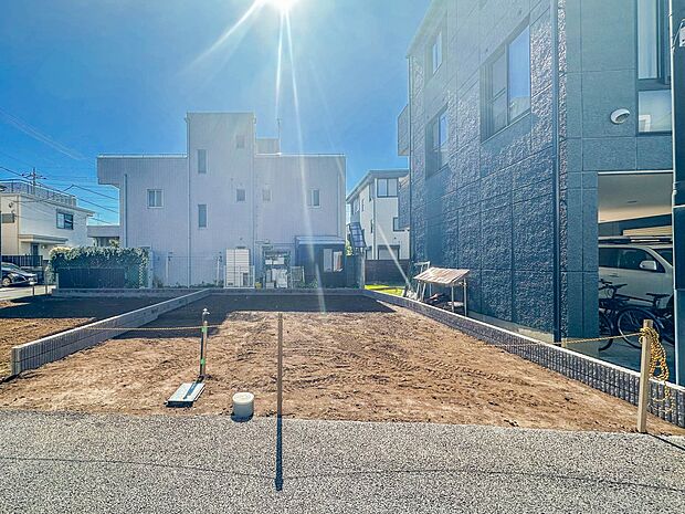 【現地外観】家族の温かさと陽光の暖かさ、楽しい毎日と明るい未来を予感させる「空間が織り成すひとつ先の住み心地」を演出します。