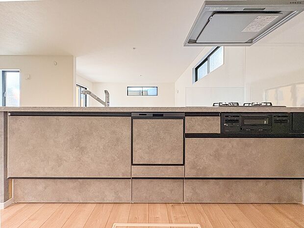 【キッチン】オシャレなペニンシュラキッチンを採用。機能面も充実しており、毎日のお料理が楽しみになります。