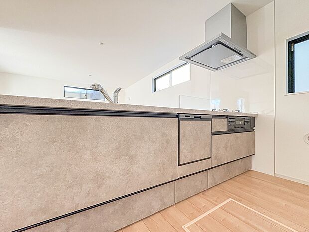 【キッチン】オシャレなペニンシュラキッチンを採用。機能面も充実しており、毎日のお料理が楽しみになります。