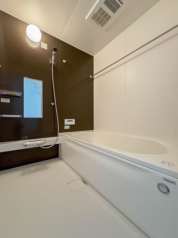 【浴室】 きっとあなたのバスタイムも単なる習慣から特別な時間に変わるはず。一日の汚れとともに疲れを洗い流し、眠りに就く前の大事なリラックスタイムを演出