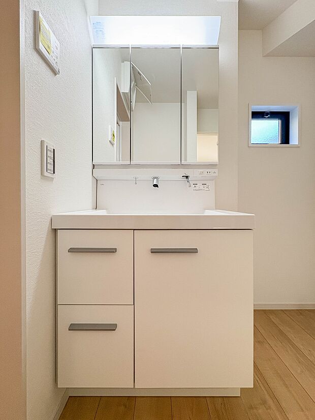 【三面鏡洗面化粧台】 ミラーを手前に引けば、楽な姿勢で髭剃りやメイクができます。合わせ鏡にすればヘアスタイルのチェックもラクラク。洗面化粧台のミラー裏にはたっぷり入る収納スペースを設けてい…