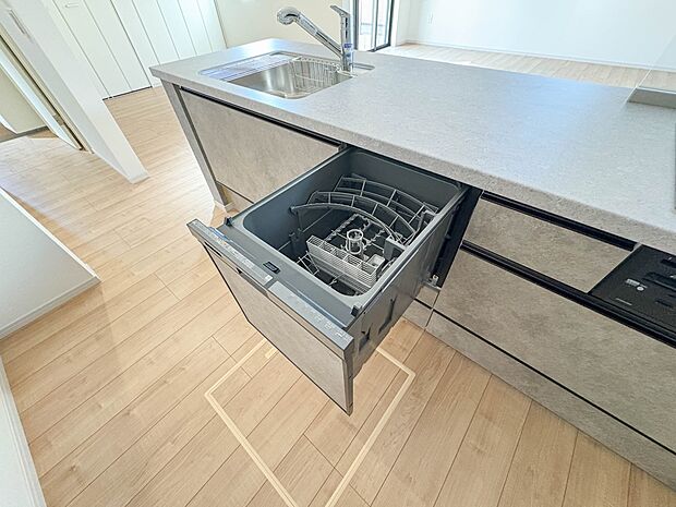 【ビルトイン食器洗浄乾燥機】食器洗いのわずらわしさから開放してくれる嬉しい設備。後片付けの手間を減らし奥様の時間を有効活用できます。お湯と洗剤を使う機会が少なくなるため、手荒れ防止にも。