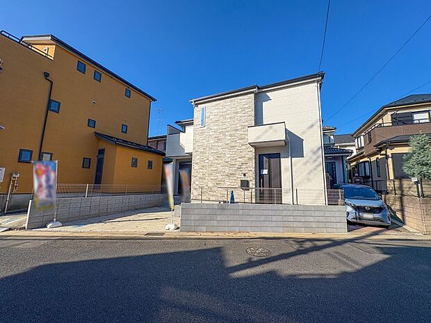 【外観】明るい太陽の陽光が降り注ぐ、邸宅です。