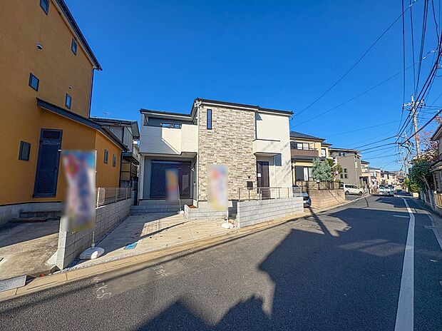 【外観】明るい太陽の陽光が降り注ぐ、邸宅です。