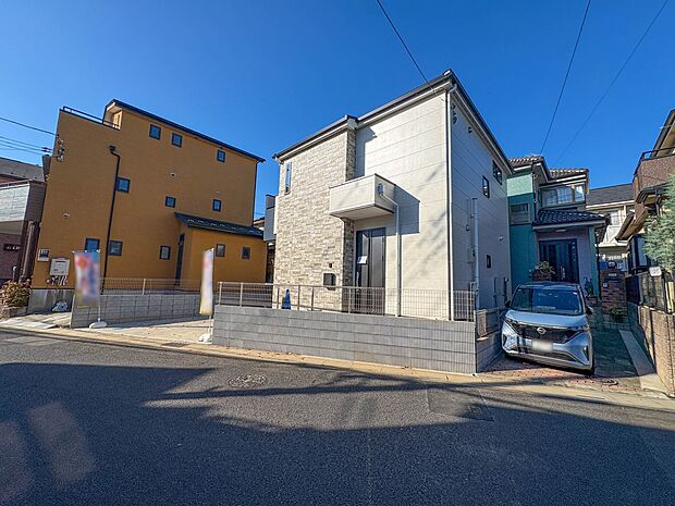 【外観】明るい太陽の陽光が降り注ぐ、邸宅です。