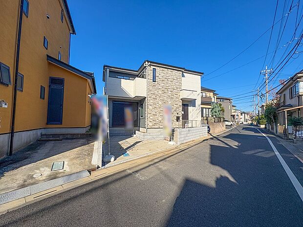 【外観】明るい太陽の陽光が降り注ぐ、邸宅です。