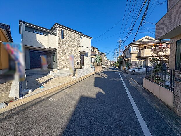 【前面道路】  静かな通りに面した本物件は、落ち着いて暮らすことができます。  閑静な住宅街で比較的車の通りも少ないのでお子様も安心です。